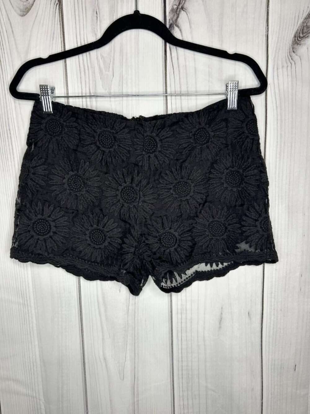 Umgee Floral Lace High Rise Scalloped Hem Shorts Black Sz M (32 x 3)
